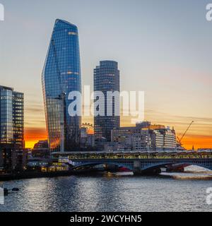 Heure dorée alors que le soleil se couche sur le centre de Londres. Banque D'Images