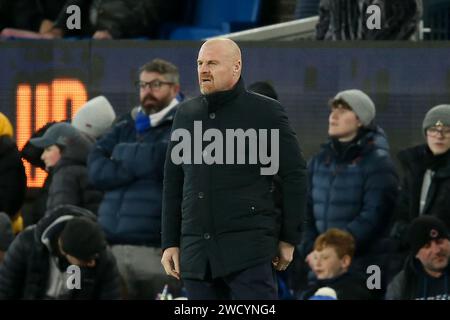 Liverpool, Royaume-Uni. 17 janvier 2024. Sean Dyche, le Manager d'Everton regarde. Match de replay du 3e tour de l'Emirates FA Cup, Everton contre Crystal Palace au Goodison Park à Liverpool le mercredi 17 janvier 2024. Cette image ne peut être utilisée qu'à des fins éditoriales. Usage éditorial uniquement, photo de Chris Stading/Andrew Orchard photographie sportive/Alamy Live News crédit : Andrew Orchard photographie sportive/Alamy Live News Banque D'Images