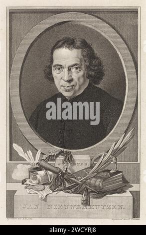 Portrait de Jan Nieuwenhuyzen, Ludwig Gottlieb Portman, d'après Adriaan de Lelie, 1794 - 1828 print Portrait du pasteur baptiste Jan Nieuwenhuyzen. Divers attributs sur l'écurie Pieth, y compris un pot d'encre avec des ressorts d'écriture, une couronne de Laurier, une torche, la Bible et Ouroboros (serpent qui mord dans sa propre queue). Amsterdam papier gravure serpent Ouroboros. La Bible comme livre. outils d'écriture Banque D'Images