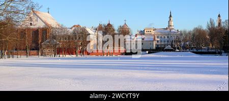 La vue panoramique de la vieille ville historique de Kaunas pendant le coucher du soleil en hiver (Lituanie). Banque D'Images