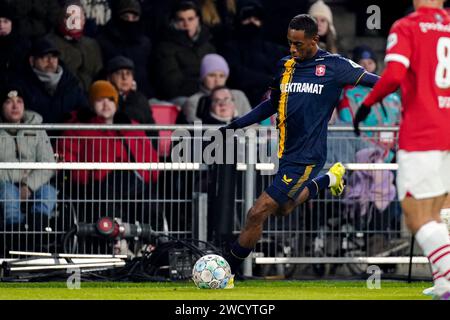 EINDHOVEN, PAYS-BAS - JANVIER 17 : Joshua Brenet (FC Twente) et Noa ...