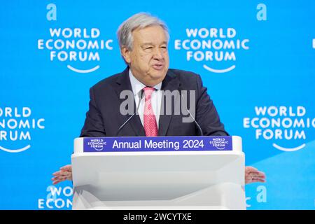 (240117) -- DAVOS (SUISSE), 17 janv. 2024 (Xinhua) -- le Secrétaire général des Nations Unies Antonio Guterres s'adresse à la réunion annuelle 2024 du Forum économique mondial (FEM) à Davos, Suisse, le 17 janvier 2024. Guterres a réitéré mercredi ses appels à un cessez-le-feu humanitaire immédiat à Gaza et a souligné l'importance de la solution à deux États à la question israélo-palestinienne. (Forum économique mondial/document via Xinhua) Banque D'Images