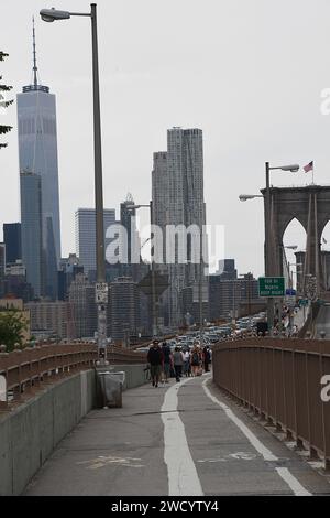 MANHTTAN/BROOKLYN /NEW YORK CITY / NEW YORK /USA/ 09-JUIN 2018  . Touristes et passage public brookklyn bride de Mahhattan et brooklyn bothnilon . (Photo.Francis Dean / Deanimages. Banque D'Images