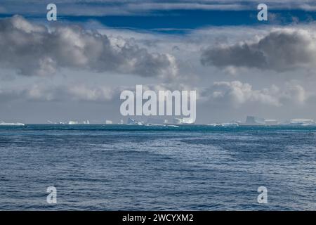 Icebergs de Cooper Bay et du fjord de Drygalski, île de Géorgie du Sud, nombreux en raison de la rupture de la plate-forme glaciaire de l'Antarctique, sculptée par les vagues au cours du voyage Banque D'Images