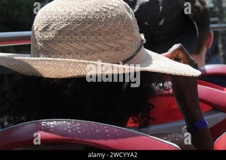 barcelone/catalogne/ Espagne/ 25July 2019/aujourd'hui les vagues de chaleur frappent 30C et 86F aujourd'hui en temeperature vagues de chaleur les gens aiment sur la plage et rafraîchit les vagues de chaleur .. (Photo..Francis Dean / Deanimages. Banque D'Images