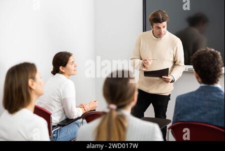 Professeur de sexe masculin expérimenté donnant une conférence à un groupe d'étudiants Banque D'Images
