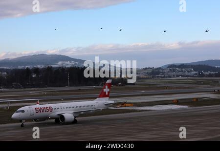 Ein Passagierflugzeug der Schweizer Fluggesellschaft Swiss vom Typ Airbus A220-300 mit der Registrierung HB-JCG auf dem Flughafen Zürich. Oben sichtbar fünft Helikopter der Schweizer Luftwaffe vom Typ Super Puma. Die Helikopter bilden den Luftkonvoi für den ukrinischen Präsidenten Wolodimir Selenski. Ein Passagierflugzeug der Schweizer Fluggesellschaft Swiss vom Typ Airbus A220-300 mit der Registrierung HB-JCG auf dem Flughafen Zürich. Oben sichtbar fünft Helikopter der Schweizer Luftwaffe vom Typ Super Puma. Die Helikopter bilden den Luftkonvoi für den ukrinischen Präsidenten Wolodimir Sele Banque D'Images