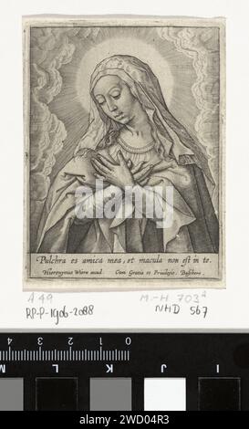 Vierge Marie, Hieronymus Wierix, 1563 - avant 1619 imprimer la Vierge Marie, ses mains croisées pieuses devant sa poitrine. Dans la marge une légende en latin. Anvers gravure sur papier Marie (sans le Christ-enfant) Banque D'Images