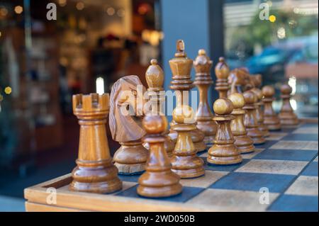 Figurines d'échecs blanches en bois sur une planche Banque D'Images