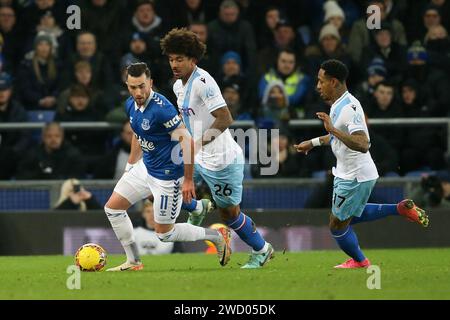 Liverpool, Royaume-Uni. 17 janvier 2024. Jack Harrison d'Everton protège la balle de . Match de replay du 3e tour de l'Emirates FA Cup, Everton contre Crystal Palace au Goodison Park à Liverpool le mercredi 17 janvier 2024. Cette image ne peut être utilisée qu'à des fins éditoriales. Usage éditorial uniquement, photo de Chris Stading/Andrew Orchard photographie sportive/Alamy Live News crédit : Andrew Orchard photographie sportive/Alamy Live News Banque D'Images