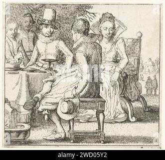 Cinq personnes assises autour d'une table sur une terrasse, Anonyme, d'après Esaias van de Velde, 1613 - 1680 imprimer cinq dames et messieurs habillés à la mode s'assoient et se tiennent debout à une table sur une terrasse. Il s'agit d'une copie dans le même sens que l'original. gravure de papier visite ; recevoir des invités ; compagnie élégante Banque D'Images