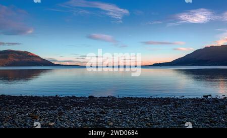 Vue depuis Warrenpoint, Irlande du Nord, d'un magnifique coucher de soleil sur Carlingford Lough Banque D'Images