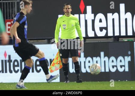 Almere, pays-Bas. 17 janvier 2024. ALMERE, PAYS-BAS - JANVIER 17 : arbitre Bluemink lors du match de la coupe Toto KNVB entre Amere City et Fortuna Sittard au Yanmar Stadion le 17 janvier 2024 à Almere, pays-Bas. (Photo de Peter Lous/Orange Pictures) crédit : Orange pics BV/Alamy Live News Banque D'Images