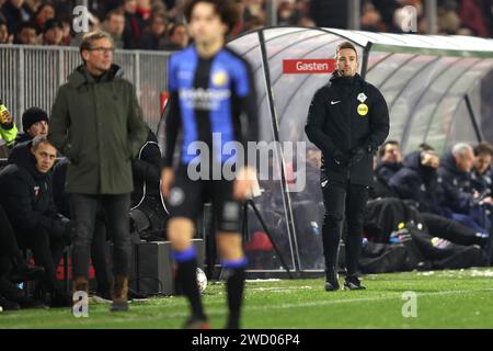 Almere, pays-Bas. 17 janvier 2024. ALMERE, PAYS-BAS - JANVIER 17 : arbitre assistant Timmer lors du match de la coupe Toto KNVB entre Amere City et Fortuna Sittard au Yanmar Stadion le 17 janvier 2024 à Almere, pays-Bas. (Photo de Peter Lous/Orange Pictures) crédit : Orange pics BV/Alamy Live News Banque D'Images