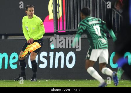 Almere, pays-Bas. 17 janvier 2024. ALMERE, PAYS-BAS - JANVIER 17 : arbitre Bluemink lors du match de la coupe Toto KNVB entre Amere City et Fortuna Sittard au Yanmar Stadion le 17 janvier 2024 à Almere, pays-Bas. (Photo de Peter Lous/Orange Pictures) crédit : Orange pics BV/Alamy Live News Banque D'Images