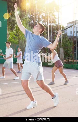 Jeune homme jouant frontenis sur le terrain de pelota extérieur Banque D'Images