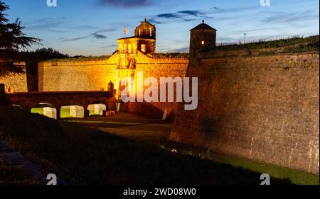 Porte principale de la forteresse médiévale Ciudadela de Jaca au crépuscule d'été Banque D'Images