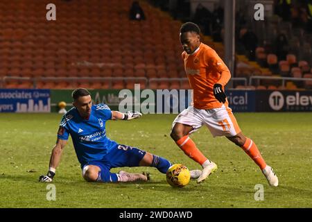 Richard O'Donnell de Blackpool revendique la croix lors de l'Emirates FA Cup Third Round Replay Match Blackpool vs Nottingham Forest à Bloomfield Road, Blackpool, Royaume-Uni, le 17 janvier 2024 (photo de Craig Thomas/News Images) Banque D'Images