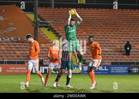 Richard O'Donnell de Blackpool revendique la croix lors de l'Emirates FA Cup Third Round Replay Match Blackpool vs Nottingham Forest à Bloomfield Road, Blackpool, Royaume-Uni, le 17 janvier 2024 (photo de Craig Thomas/News Images) Banque D'Images