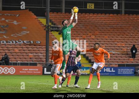 Richard O'Donnell de Blackpool revendique la croix lors de l'Emirates FA Cup Third Round Replay Match Blackpool vs Nottingham Forest à Bloomfield Road, Blackpool, Royaume-Uni, le 17 janvier 2024 (photo de Craig Thomas/News Images) dans, le 1/17/2024. (Photo Craig Thomas/News Images/Sipa USA) crédit : SIPA USA/Alamy Live News Banque D'Images