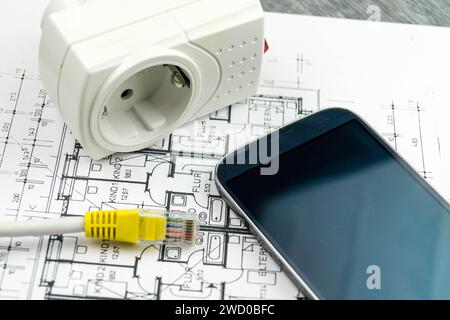 Adaptateur de prise de courant avec interrupteur, smartphone et prise réseau sur dessin de construction, image symbolique pour Smart Home Banque D'Images