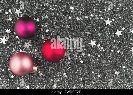 Boules de sapin de Noël rouges sur des étoiles argentées, décoration de Noël Banque D'Images