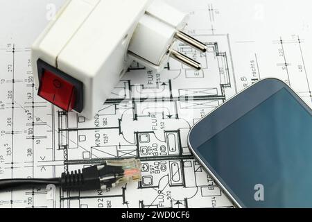 Adaptateur de prise de courant avec interrupteur, smartphone et prise réseau sur dessin de construction, image symbolique pour Smart Home Banque D'Images