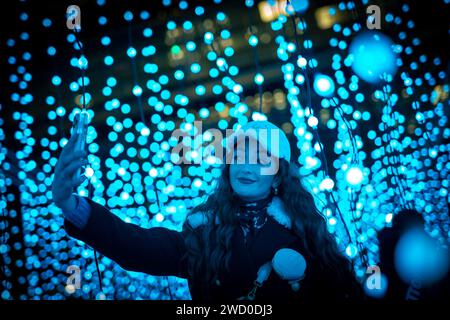 Londres, Royaume-Uni. 17 janvier 2024. Festival des lumières d'hiver de Canary Wharf. Installation sur la photo : submergence de Squidsoup (Royaume-Uni) à Montgomery Square. Maintenant dans sa huitième année, les visiteurs profitent des installations artistiques interactives colorées et immersives exposées à Canary Wharf du 17-27 au 24 janvier. Crédit : Guy Corbishley/Alamy Live News Banque D'Images