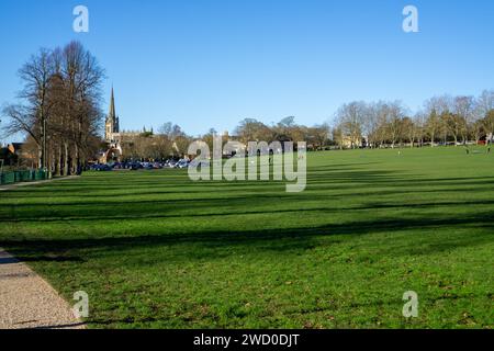 Une scène hivernale ensoleillée à Saffron Walden, en Angleterre, mettant en vedette la flèche commune et emblématique de l'église de Marie Banque D'Images