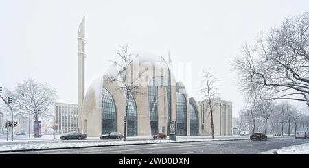 Cologne, Allemagne janvier 17 2024 : chutes de neige et mosquée centrale enneigée à cologne ehrenfeld Banque D'Images