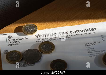 Un formulaire V11 Vehicle Tax Reminder envoyé par le DVLA aux propriétaires de voitures au Royaume-Uni, leur rappelant de taxer leur voiture / véhicule. Angleterre Banque D'Images