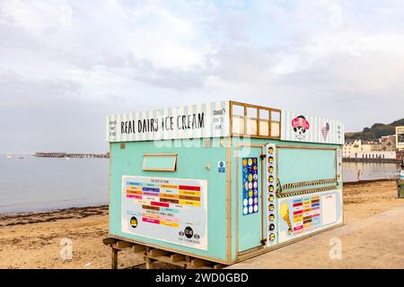 Swanage Dorset, véritable cabane de vendeur de crème glacée laitière sur la plage de Swanage, Angleterre, Royaume-Uni, 2023 Banque D'Images