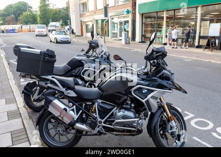Swanage Dorset, deux motos BMW R1200 GS Adventure Touring, toutes deux noires, garées dans le centre-ville de Swanage, Angleterre, Royaume-Uni, 2023 Banque D'Images