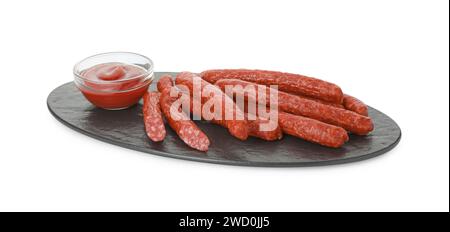 Fines saucisses fumées sèches servies avec du ketchup isolé sur blanc Banque D'Images