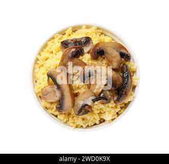 Savoureux porridge de millet avec des champignons dans un bol isolé sur blanc, vue de dessus Banque D'Images