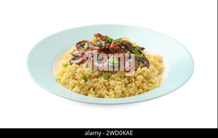 Savoureux porridge de millet avec champignons, bacon et oignon vert isolé sur blanc Banque D'Images