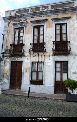 Volets en bois balcons et portes dans un manoir espagnol de deux étages du 19ème siècle dans la ville de Garachico, Tenerife, îles Canaries, Espagne. Banque D'Images