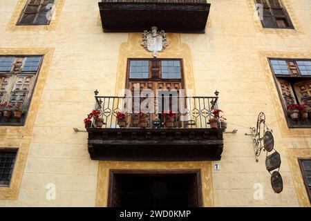 Fenêtres à volets en bois, balcons et portes, à la Casa Lercero, un manoir colonial du 17e siècle à la Oratova, Tenerife, Îles Canaries, Espagne. Banque D'Images