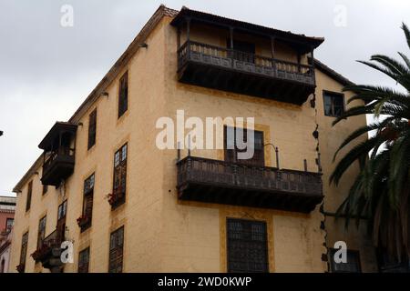 Fenêtres à volets en bois, balcons et portes, à la Casa Lercero, un manoir colonial du 17e siècle à la Oratova, Tenerife, Îles Canaries, Espagne. Banque D'Images