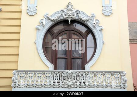 Balcon orné restauré, façade et portes à volets en bois dans une maison coloniale du XVIIe siècle à la Oratova, Tenerife, îles Canaries, Espagne. Banque D'Images