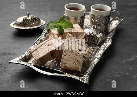 Savoureux halva au chocolat servi sur une table noire Banque D'Images