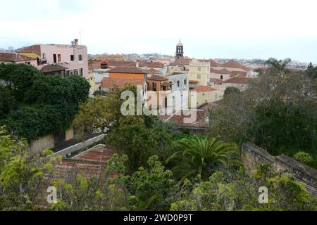 La vue vers l'océan sur les toits espagnols et les vieilles maisons coloniales et villas dans la ville de la Oratova, Tenerife, îles Canaries, Espagne. Banque D'Images