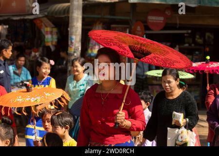 Bagan, Myanmar - 25 décembre 2019 : les gens pendant le Shinbyu, une cérémonie de noviciation, dans la tradition du bouddhisme Theravada Banque D'Images