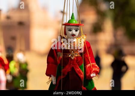 Bagan, Myanmar - 25 décembre 2019 : des marionnettes ornées, habillées à la mode traditionnelle birmane, pendent à des cordes à Bagan, Birmanie Banque D'Images