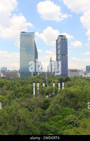 Mexico, Mexique - août 9 2023 : vue sur les gratte-ciel de l'avenue Reforma depuis la terrasse du château de Chapultepec Banque D'Images