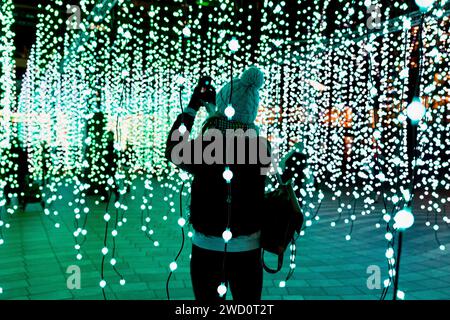 Londres, Royaume-Uni. 17 janvier 2024. On voit des gens interagir avec l'installation lumineuse Submergence de Squidsoup (Royaume-Uni) à Canary Wharf à Londres. 'Winter Lights' est revenu à Canary Wharf pour les 8e éditions avec 13 installations temporaires et 6 collections permanentes. L'exposition de lumière extérieure commencera à partir d'aujourd'hui jusqu'au 27 janvier 2024. Crédit : SOPA Images Limited/Alamy Live News Banque D'Images