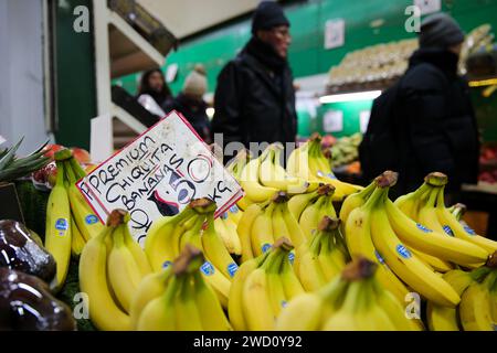 Londres, Royaume-Uni. 18 janvier 2024. Les gens achètent des fruits dans un magasin à Londres, en Grande-Bretagne, le 17 janvier 2024. L'indice des prix à la consommation (IPC) du Royaume-Uni (Royaume-Uni) a augmenté de 4 pour cent au cours des 12 mois se terminant en décembre 2023, contre 3,9 pour cent en novembre, selon les données publiées mercredi. Crédit : Xinhua/Alamy Live News Banque D'Images