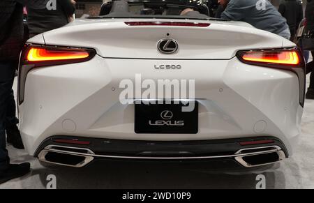 Philadelphie, Pennsylvanie, États-Unis - 14 janvier 2024 - vue arrière de la couleur blanc perle du coupé Lexus LC 500 convertible 2024 Banque D'Images