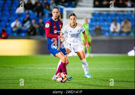 Leganes, Espagne. 17 janvier 2024. Aitana Bonmati (G) de Barcelone et Claudia Zornoza (D) du Real Madrid vues en action lors de la demi-finale Supercopa de Espana Femenina entre Barcelone et le Real Madrid à l'Estadio Municipal Butarque. Score final ; Barcelone 4:0 Real Madrid. Crédit : SOPA Images Limited/Alamy Live News Banque D'Images