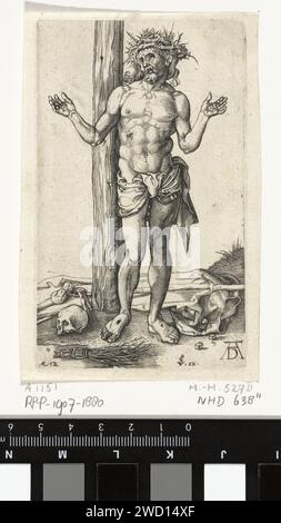 Christ comme un homme d'INTELLIGENCE, les mains levées, Johannes Wierix (attribué à), d'après Albrecht Dürer, 1559 - 1563 print Christ à la croix (dont seule la barre verticale est visible), les mains ont été levées pour montrer ses stigmates. À ses pieds un crâne, des dés, un bâton avec une éponge, une forêt de branches et un tapis ou un manteau. Gravure sur papier figure entière, assise ou debout de l'Homme des douleurs Banque D'Images